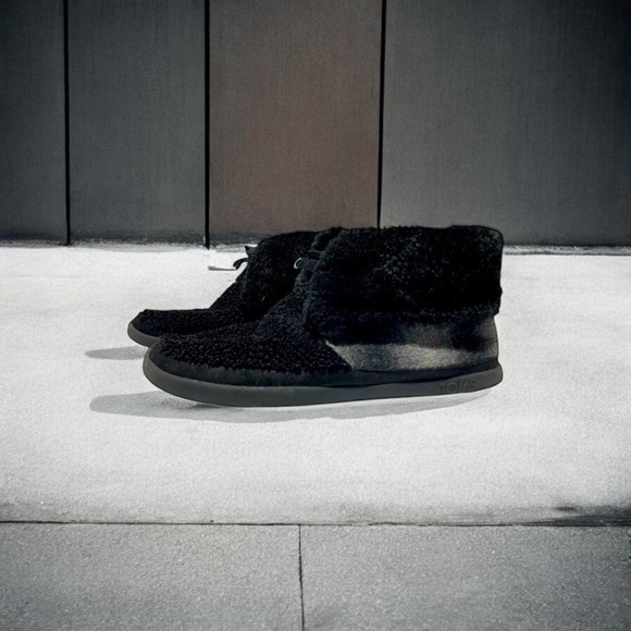 Women’s Toms Fleece Chukka Style Boots - Picture 1 of 9